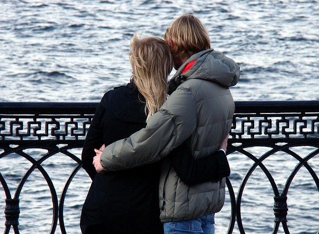 Muž so ženou, objatie, most, rieka.jpg