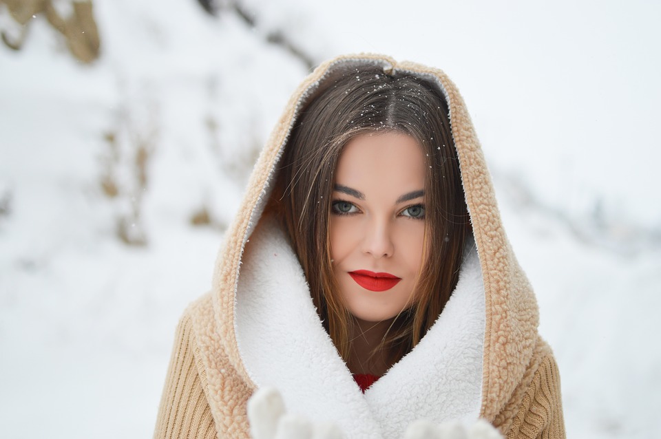 žena v snehu